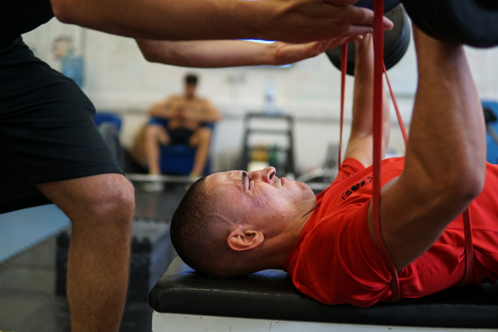 Build Your Abs AND Upper Body with the Single-Arm Dumbbell Bench Press -  Robertson Training Systems